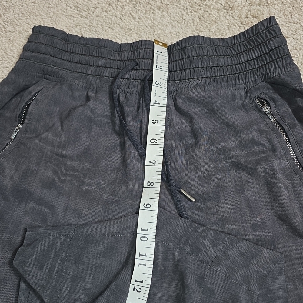 Athleta Camden Printed Shorts Womens 2 Green Lined Running Athletic Zip Pockets - Picture 7 of 9